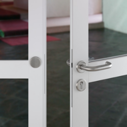 Jak zabezpečit vstupní dveře bytového domu?